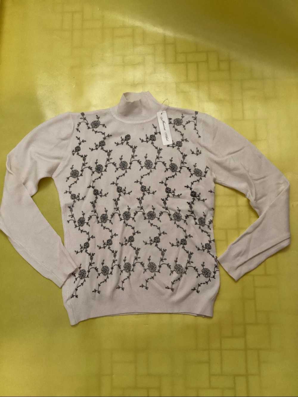 Jessica Ash white light sweater size medium 250